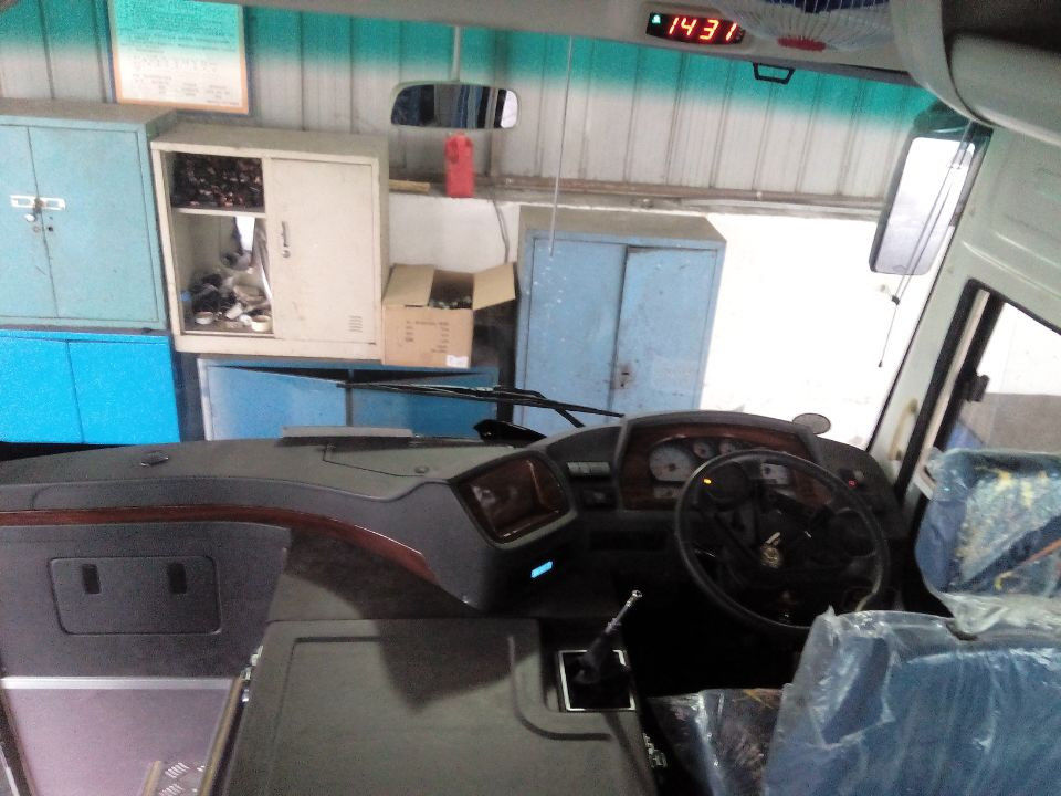 Stile bianco del mezzo del motore di Yuchai di 2013 di ANNO della vettura usato Dongfeng sedili del bus 24-35