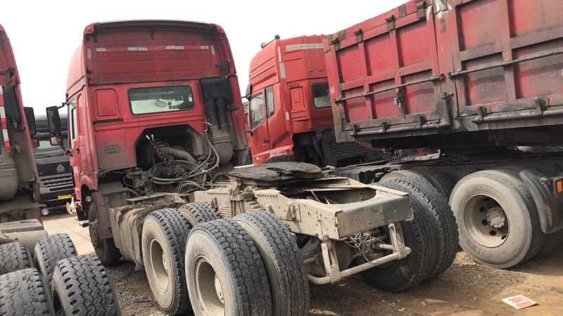 marca di Sinotruck HOWO del camion del trattore usata modo dell'azionamento 6x4 con 3 Seat