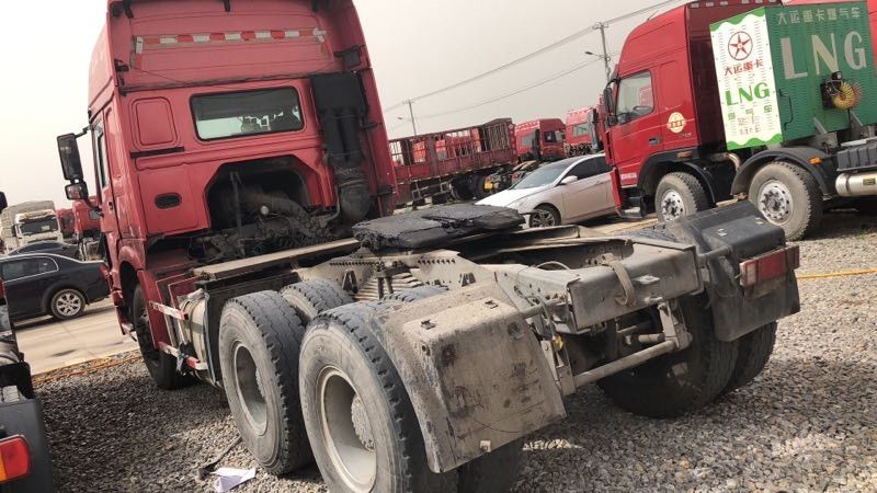 marca di Sinotruck HOWO del camion del trattore usata modo dell'azionamento 6x4 con 3 Seat