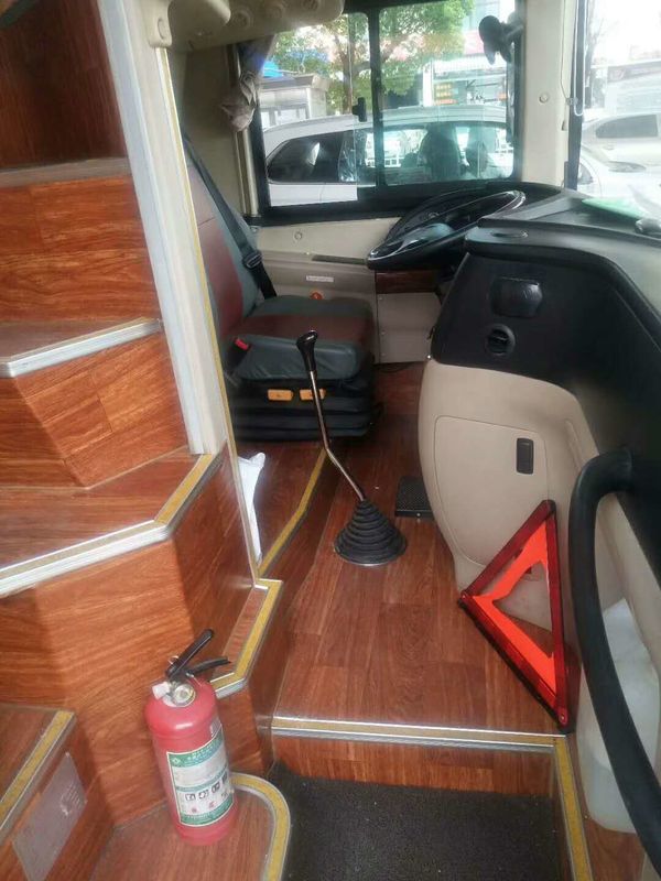 54 Seat hanno utilizzato il bus di rv 2014 anni resi a 199 chilowatt di potere valutato uno strato e un mezzo piatto d'acciaio