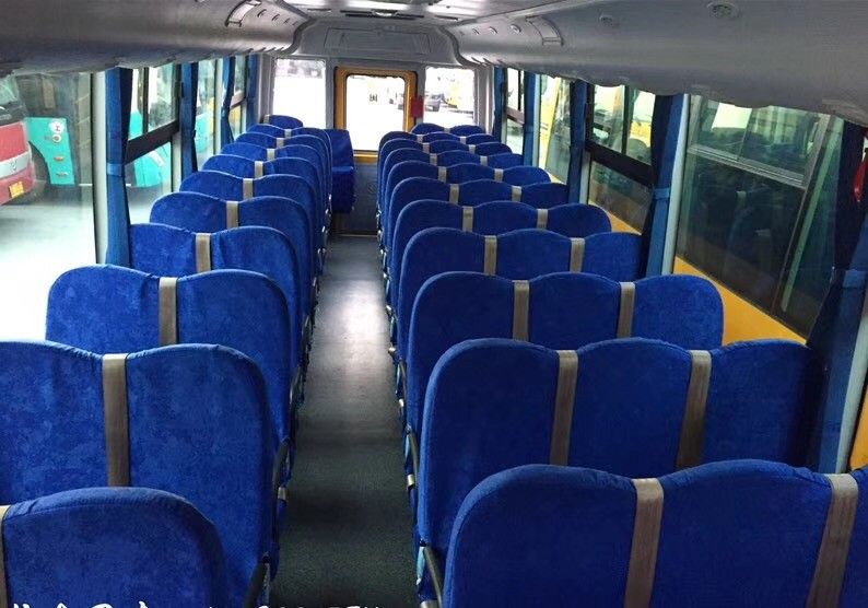 Vecchio scuolabus giallo di DONGFENG, grande modello usato del bus LHD della vettura con 56 sedili