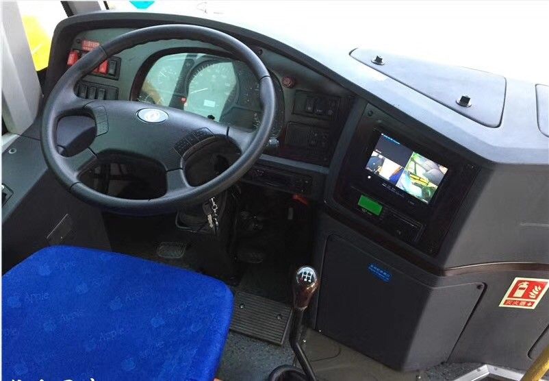 Vecchio scuolabus giallo di DONGFENG, grande modello usato del bus LHD della vettura con 56 sedili
