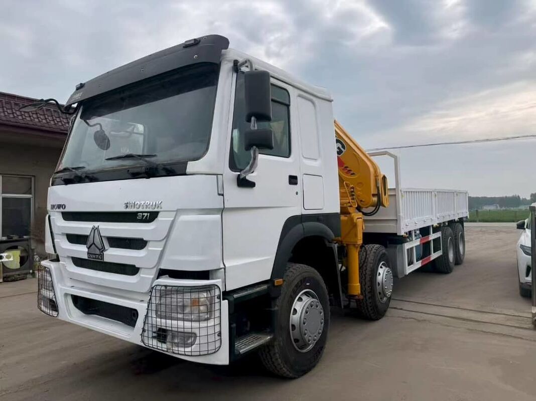 Sinotruk HOWO Chassis 14 Ton XCMG Truck Mounted Crane, Hydraulic Telescopic Boom Lorry Crane for Lifting & Cargo Transport