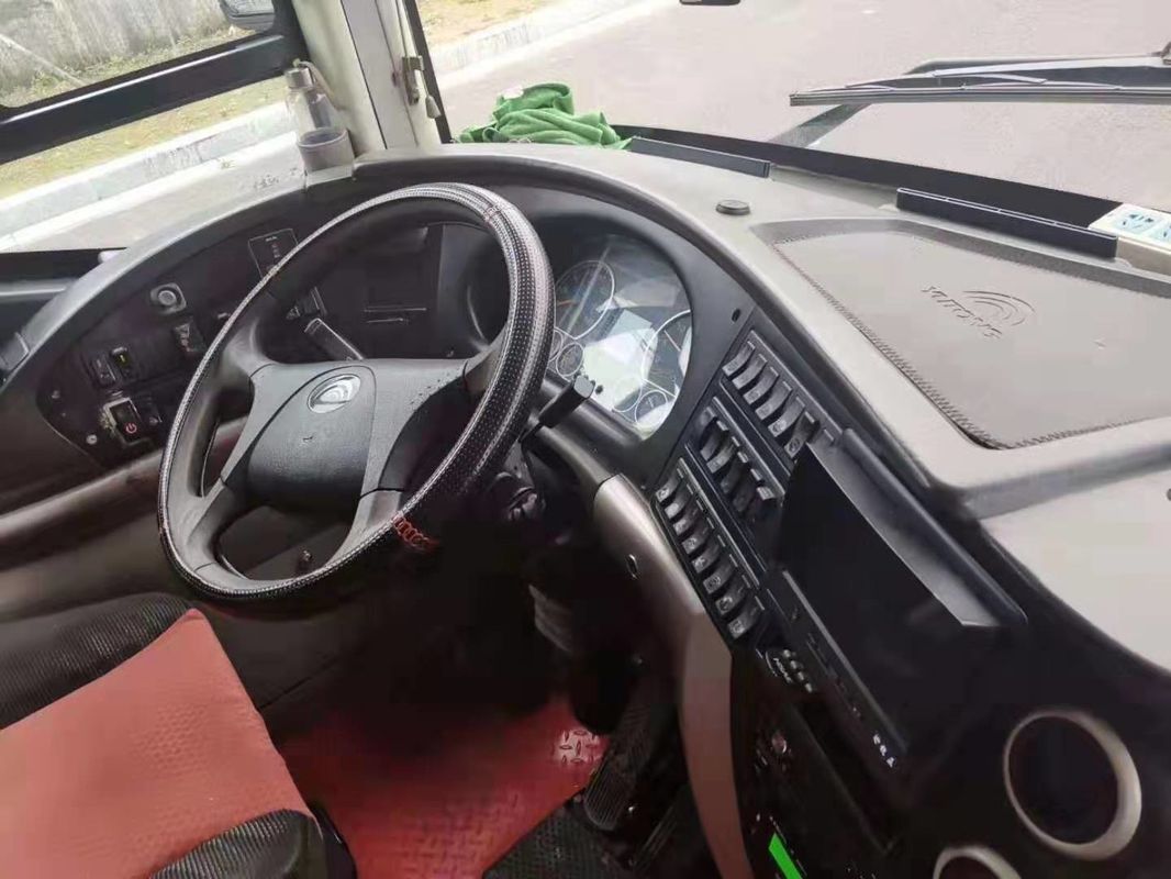 L'euro quattro sedili dell'emissione 49 ha utilizzato il sottobicchiere della seconda mano di strato dei bus uno e mezzo di Yutong con A/C