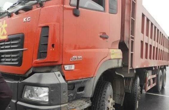 camion resistenti utilizzati di colore rosso 385HP, autocarro con cassone ribaltabile diesel della seconda mano