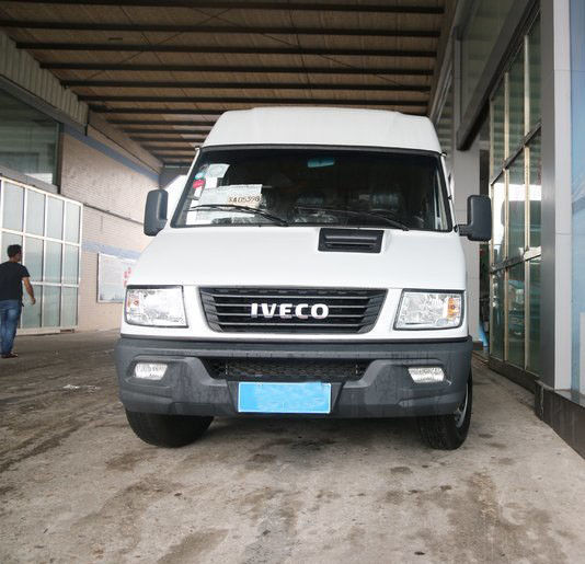 Il minibus utilizzato e nuovo 6 di marca bianca di Iveco mette l'anno a sedere del diesel 2013-2018 da 129 cavalli vapore