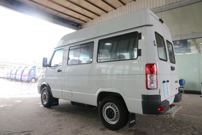 Il minibus utilizzato e nuovo 6 di marca bianca di Iveco mette l'anno a sedere del diesel 2013-2018 da 129 cavalli vapore