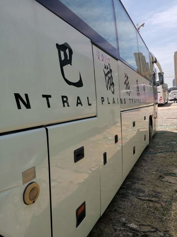 51 sedile ha usato il colore bianco piano della parte di sinistra di serie dell'uomo del bus di servizio della città di Yutong della vettura diesel della direzione
