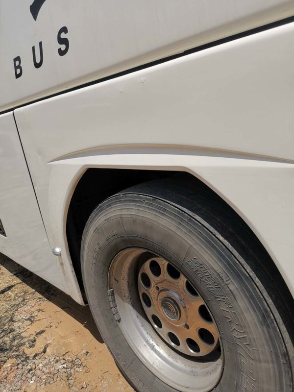 51 sedile ha usato il colore bianco piano della parte di sinistra di serie dell'uomo del bus di servizio della città di Yutong della vettura diesel della direzione