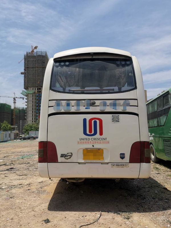51 sedile ha usato il colore bianco piano della parte di sinistra di serie dell'uomo del bus di servizio della città di Yutong della vettura diesel della direzione