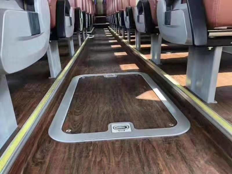 Yutong 6122 serie 55 mette il bus a sedere LHD diesel della vettura della seconda mano sedili di lusso di colore bianco di 2017 anni con la porta automatica