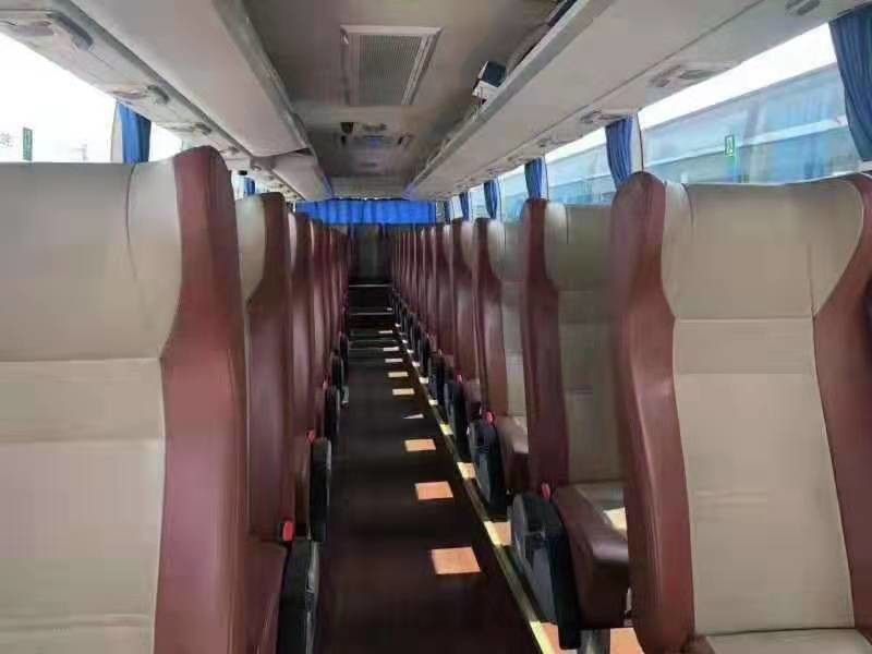 Yutong 6122 serie 55 mette il bus a sedere LHD diesel della vettura della seconda mano sedili di lusso di colore bianco di 2017 anni con la porta automatica