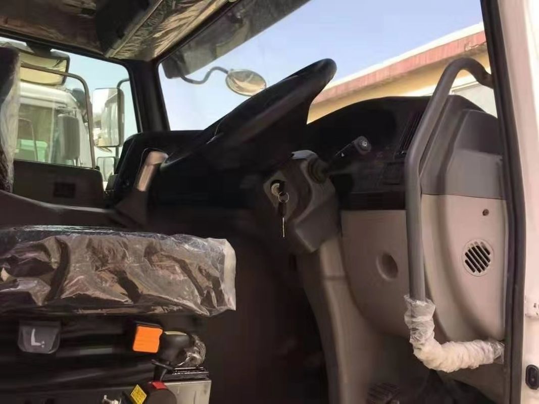 ZZ3317N3867 ha utilizzato l'autocarro a cassone dei pneumatici dell'autocarro con cassone ribaltabile 8*4 12 con guida a destra