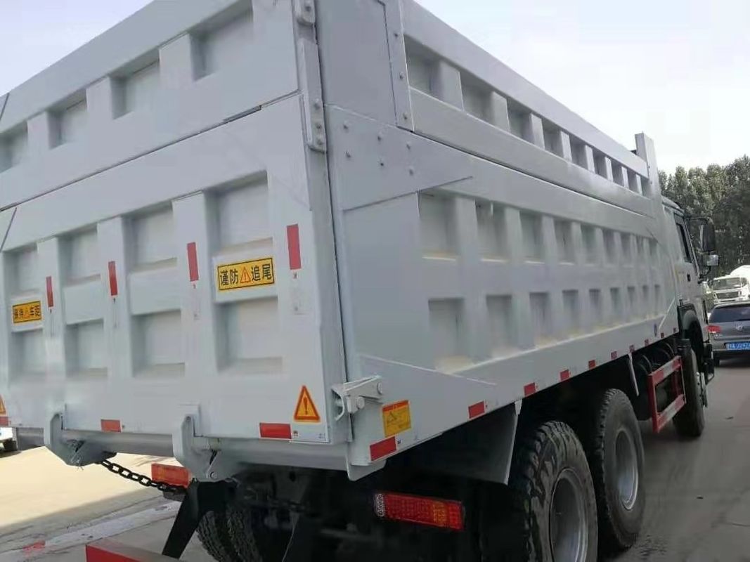 ZZ3317N3867 ha utilizzato l'autocarro a cassone dei pneumatici dell'autocarro con cassone ribaltabile 8*4 12 con guida a destra