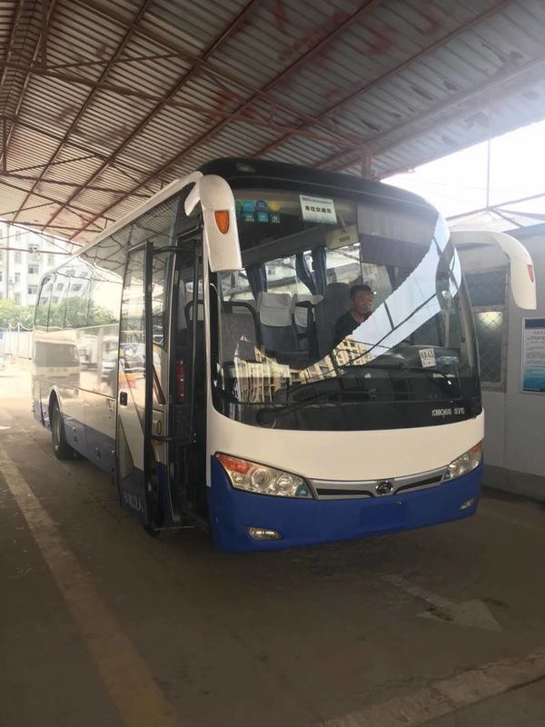 Bus XMQ6898 39seats della mano di Sencond utilizzato marca del bus di giro di Kinglong con la buona condizione blu e bianca del motore della parte posteriore di CA di colore