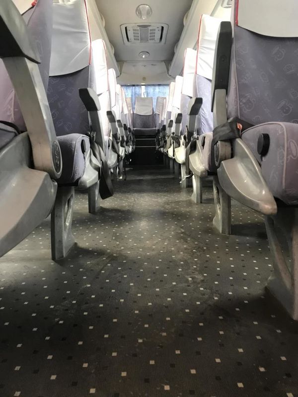 Bus XMQ6898 39seats della mano di Sencond utilizzato marca del bus di giro di Kinglong con la buona condizione blu e bianca del motore della parte posteriore di CA di colore