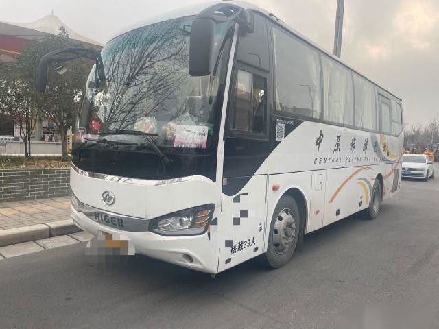 Gli più alti sedili che usati del modello KLQ6882 39 del bus il telaio d'acciaio ha usato porte del motore 162kw della parte posteriore di Yuchai del bus del passeggero le singole hanno lasciato il manzo