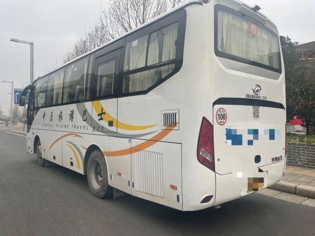 Gli più alti sedili che usati del modello KLQ6882 39 del bus il telaio d'acciaio ha usato porte del motore 162kw della parte posteriore di Yuchai del bus del passeggero le singole hanno lasciato il manzo