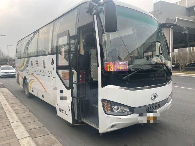 Gli più alti sedili che usati del modello KLQ6882 39 del bus il telaio d'acciaio ha usato porte del motore 162kw della parte posteriore di Yuchai del bus del passeggero le singole hanno lasciato il manzo