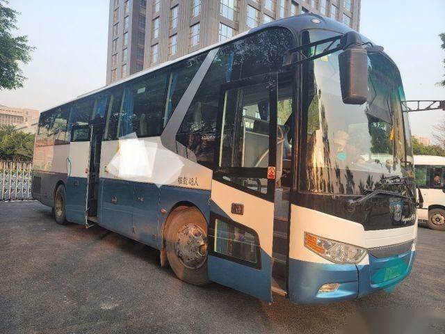 Guida a sinistra d'imballaggio nuda posteriore usata delle doppie porte del telaio dell'airbag del motore di yuchai dei sedili del bus LCK6119 48 dello zhongtong