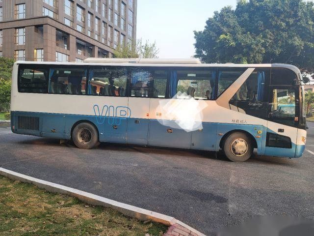 Guida a sinistra d'imballaggio nuda posteriore usata delle doppie porte del telaio dell'airbag del motore di yuchai dei sedili del bus LCK6119 48 dello zhongtong