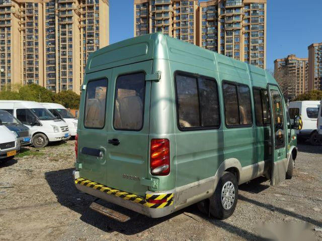 Mini Bus usato 17 sedili marca a caldo IVECO 2.8T motore diesel euro elettrico III del portone