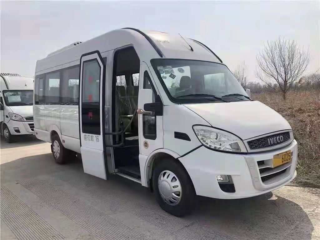 Anno usato e nuovo di marca bianca di Iveco del minibus 15 dei sedili 129Hp del diesel 2016-2017