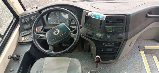 Il bus di giro utilizzato per l'Africa ha usato il chilometro basso di Dragon Bus Yuchai Rear Engine 233kw 53seats dell'euro IV del telaio dorato dell'airbag