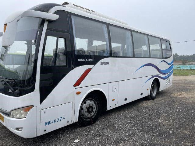 Il bus utilizzato XMQ6859 37 di Kinglong mette il bus a sedere di giro utilizzato III d'acciaio dell'euro del motore della parte posteriore di Yuchia della porta del telaio singolo