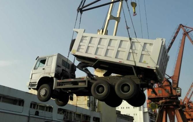 Autocarro con cassone ribaltabile nuovissimo di HOWO 8x4 371HP 25CBM per trasporto estraente