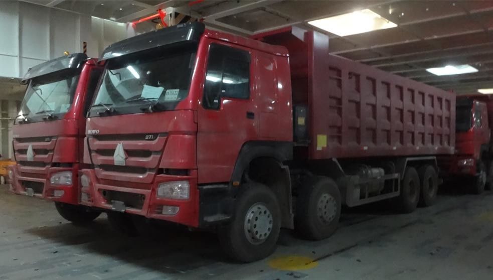 Autocarro con cassone ribaltabile nuovissimo di HOWO 8x4 371HP 25CBM per trasporto estraente