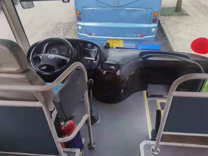 Più alto bus in bus utilizzato lungo del sottobicchiere di Toyota della disposizione dei sedili RHD Front Engine 2+3 di Buses 65 della vettura della Tanzania KLQ6129 Yutong