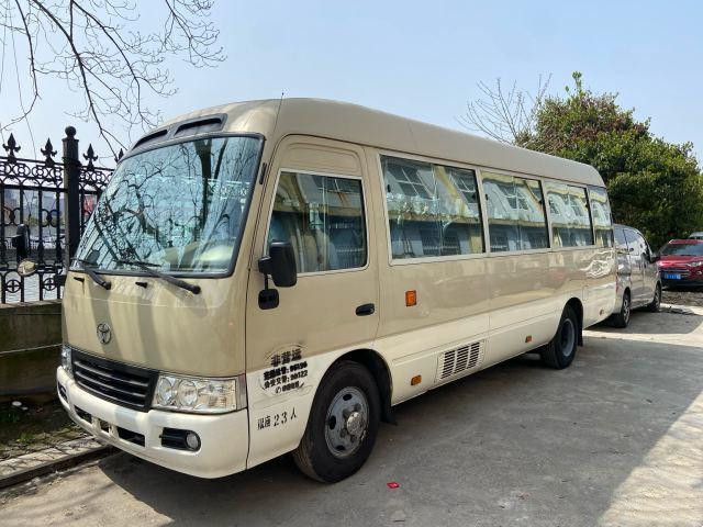 La porta azionata manuale diesel usata anno usata di Mini Bus del sottobicchiere di Toyota nel 2011 trasporta il bus di lusso utilizzato con 23 sedili