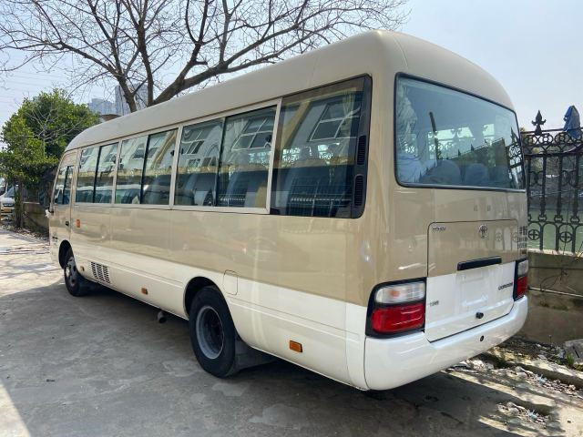 La porta azionata manuale diesel usata anno usata di Mini Bus del sottobicchiere di Toyota nel 2011 trasporta il bus di lusso utilizzato con 23 sedili