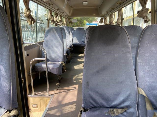 La porta azionata manuale diesel usata anno usata di Mini Bus del sottobicchiere di Toyota nel 2011 trasporta il bus di lusso utilizzato con 23 sedili