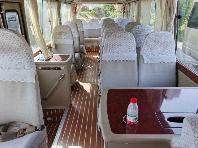 Bus utilizzato sottobicchiere di Toyota con attrezzatura piena 20 Mini Bus In usato sedili bus di Munual della benzina della finestra di scivolamento di 2012 anni