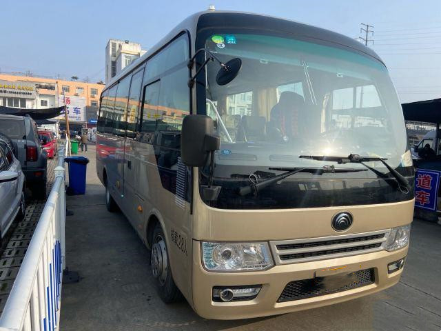 La seconda mano Yutong ZK6728 trasporta il motore dorato utilizzato di Yuchai di colore trasporta una vettura di 28 passeggeri Bus In 2019 anni