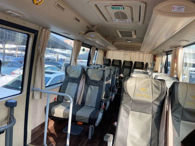 La seconda mano Yutong ZK6728 trasporta il motore dorato utilizzato di Yuchai di colore trasporta una vettura di 28 passeggeri Bus In 2019 anni