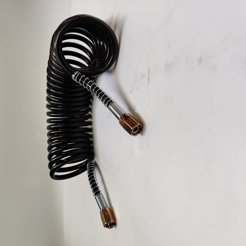 Arrotolato annaffii il tubo flessibile a spirale nero dell'unità di elaborazione del cavo dei sette centri con il connettore del ferro per il rimorchio del camion