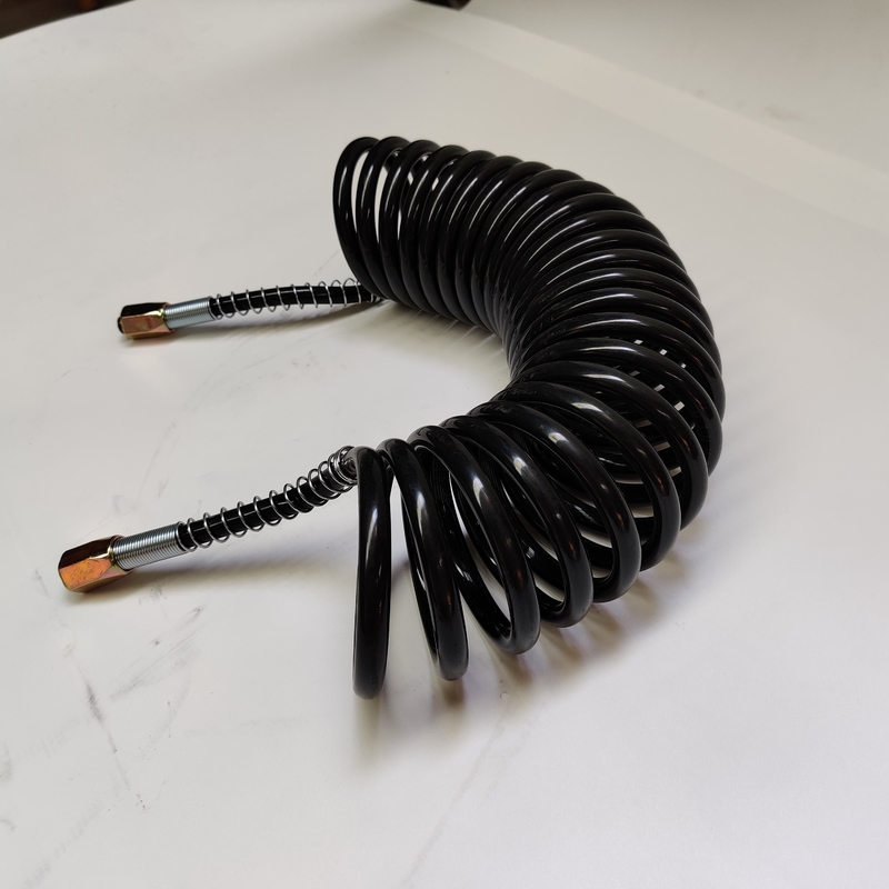 Arrotolato annaffii il tubo flessibile a spirale nero dell'unità di elaborazione del cavo dei sette centri con il connettore del ferro per il rimorchio del camion