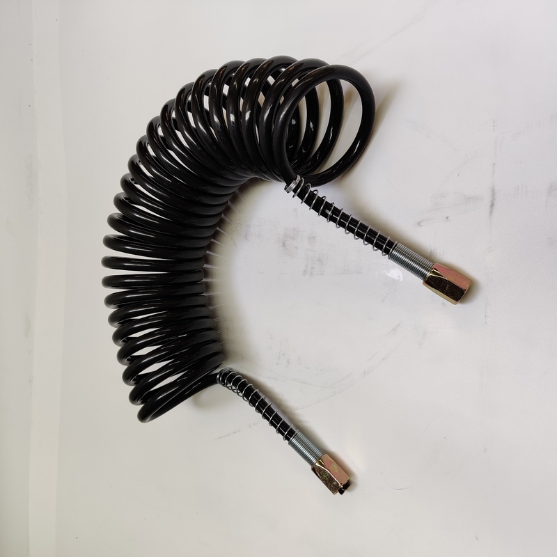 Arrotolato annaffii il tubo flessibile a spirale nero dell'unità di elaborazione del cavo dei sette centri con il connettore del ferro per il rimorchio del camion