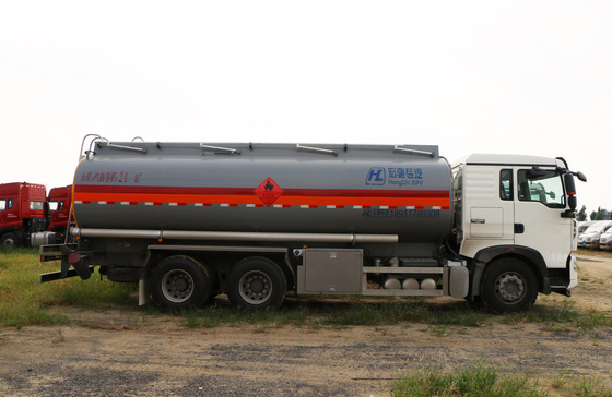 Sinotruck Howo 6*4 Drive Mode 10 pneumatico petrolio camion cisterna 25 cubico 10 metri lunghi LHD