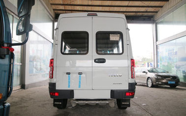 Il minibus utilizzato e nuovo 6 di marca bianca di Iveco mette l'anno a sedere del diesel 2013-2018 da 129 cavalli vapore